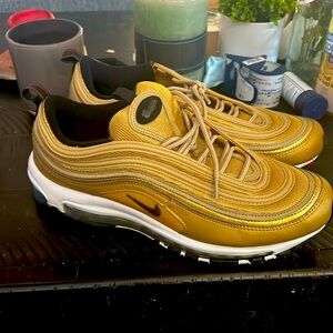 Barely used Nike sneakers